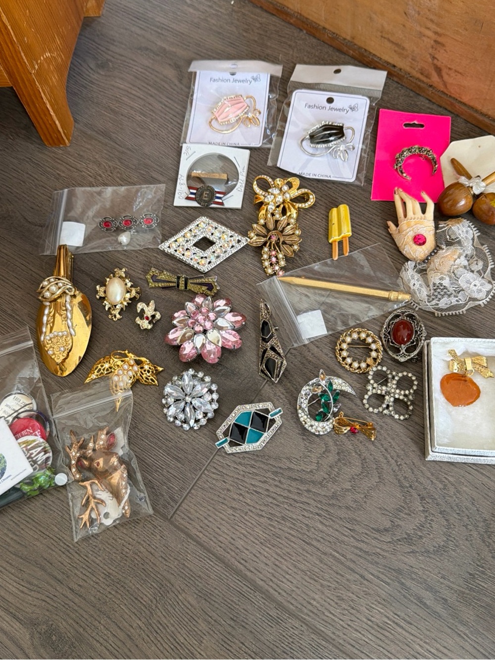 28 Pcs. Vintage Women’s Jewelry Lot – Gold, Pink, Silver Accent Brooches & Pins